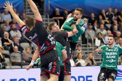 Thomas Mogensen (2) fra Skjern Haandbold skyder paa maal mens han bliver tacklet af Goeran Soegard Johannessen (23) fra SG Flensburg-Handewitt under Champions League gruppekampen i herrehaandbold mellem Skjern Haandbold og SG Flensburg-Handewitt i Skjern Bank Arena i Skjern, soendag den 25. november 2018. , Skjern  Copyright: MadsxDalegaardx cop109 spdk20181125-190124-L