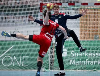 Germany Würzburg s Oliver Arena 25 11 2018 Handball 2 Bundesliga DJK Rimpar Woelfe TuS N Luebbecke Picture v l Peter Strosack TuS Lübbecke 14 and goalkeeper Andreas Wieser DJK Rimpar Wölfe 16 Copyright: HMBxMedia xHeikoxBecker