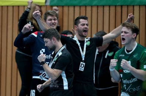 Germany Würzburg s Oliver Arena 25 11 2018 Handball 2 Bundesliga DJK Rimpar Woelfe TuS N Luebbecke Picture v l Jubel auf der Wölfe Bank Copyright: HMBxMedia xHeikoxBecker