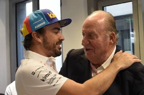 Sport Bilder des Tages Carrera del GP de F1 de Abu Dhabi en el circuito de Yas Marina. En la imagen, Fernando Alonso y el rey emérito Juan Carlos de Borbón. Race of Abu Dhabi F1 GP at Yas Marina circuit. In this picture, Fernando Alonso and former Spain s King Juan Carlos de Borbón.  RV RACING PRESS