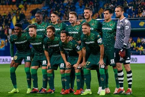 VILLAREAL, SPAIN - NOVEMBER 25: Real Betis Balompie team line up Mannschaftsbild Totale prior to the La Liga match between Villarreal CF and Real Betis Balompie at Estadio de la Ceramica on November 25, 2018 in Villareal, Spain. (Photo by David Aliaga) SPO, SOC, FOC 