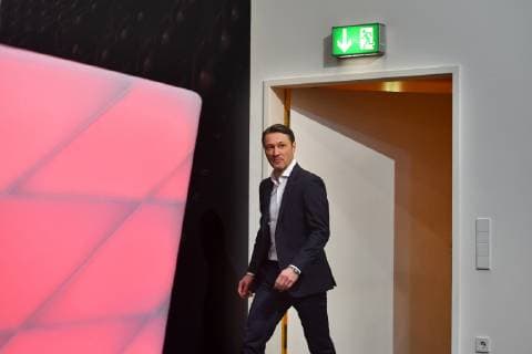 Niko KOVAC coach Bayern Muenchen comes through a door above him hangs a lamp NOTAUGANG single picture cut single motif half figure half figure press conference FC Bayern Muenchen before the Champions League match against Benfica Lisbon soccer on 26 11 2018