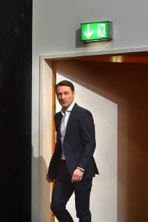 Niko KOVAC coach Bayern Muenchen comes through a door above him hangs a lamp NOTAUGANG single picture cut single motif half figure half figure press conference FC Bayern Muenchen before the Champions League match against Benfica Lisbon soccer on 26 11 2018