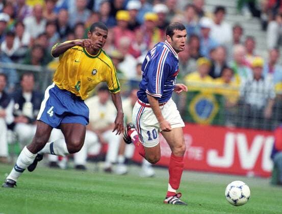 Zinedine Zidane gegen Junior Baiano (li) in Aktion bei dem Finale der Fußball WM 1998 in Paris. Zinedine Zidane gegen Junior Baiano (li) in Aktion bei dem Finale der Fußball WM 1998 in Paris. *** Zinedine Zidane against Junior Baiano li in action at the finals of the 1998 World Cup in Paris Zinedine Zidane against Junior Baiano li in action at the finals of the 1998 World Cup in Paris