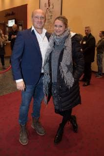 Team doctor Dr Peter Stiller FC Augsburg with wife Cinema Premiere More than just 90 minutes Football event 26 11 2018 Augsburg Bayern Deutschland Copyright: xkolbert-press ChristianxKolbertx