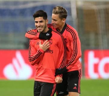 Entrenamiento del Real Madrid en el estadio Olímpico de Roma. En la imagen, Llorente bromea con Asensio. Real Madrid practice session at the Olimpico stadium of Rome. In this picture, Llorente is joking with Asensio. 