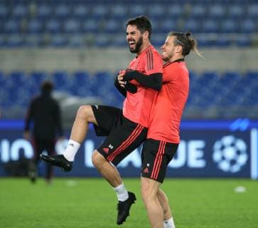 Entrenamiento del Real Madrid en el estadio Olímpico de Roma. En la imagen, Isco bromea con Bale. Real Madrid practice session at the Olimpico stadium of Rome. In this picture, Bale is joking with Isco. 