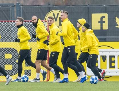 Football 1 Bundesliga season 2018 2019 Final training of Borussia Dortmund before the Champions League match against Bruges on 27 11 2018 in Dortmund Nordrhein Westfalen v li Dortmunds Lukasz Piszczek Dortmunds Ömer Oemer Toprak Dortmunds Maximilian Philipp Dortmunds Marius Wolf Dortmunds Christian Pulisic and Dortmunds Raphael Guerreiro warm up Copyright: xKirchner DavidxInderliedx