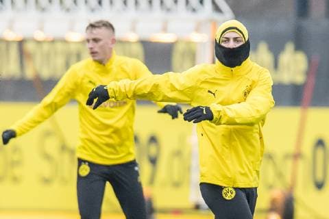 Soccer 1 Bundesliga season 2018 2019 final training of Borussia Dortmund before the Champions League match against Bruges on 27 11 2018 in Dortmund North Rhine-Westphalia Dortmunds Marius Wolf l and Dortmunds Jacob Bruun Larsen are warming up Copyright: xKirchner DavidxInderliedx