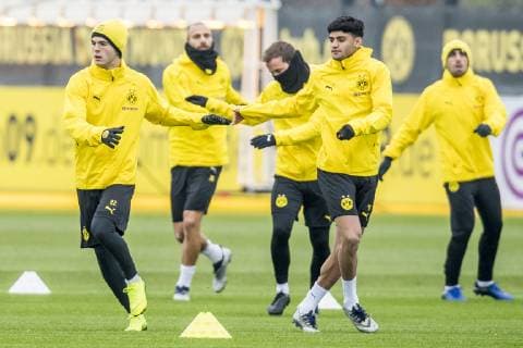 Football 1 Bundesliga season 2018 2019 final training of Borussia Dortmund before the Champions League match against Bruges on 27 11 2018 in Dortmund North Rhine-Westphalia v li Dortmunds Christian Pulisic Dortmunds Ömer Oemer Toprak Dortmunds Mario Götze Goetze Dortmunds Mahmoud Dahoud and Dortmunds Paco Alcacer are warming up Copyright: xKirchner DavidxInderliedx