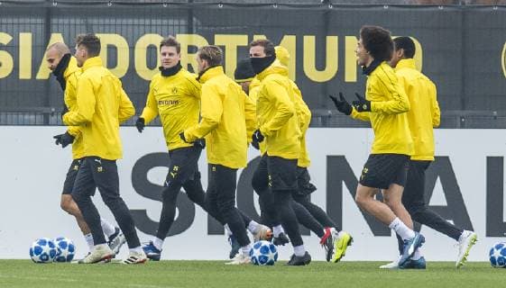 Soccer 1 Bundesliga season 2018 2019 final training of Borussia Dortmund before the Champions League match against Bruges on 27 11 2018 in Dortmund North Rhine-Westphalia The Dortmund players are warming up Copyright: xKirchner DavidxInderliedx