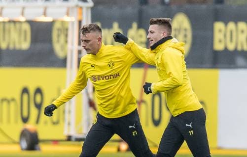 Soccer 1 Bundesliga season 2018 2019 final training of Borussia Dortmund before the Champions League match against Bruges on 27 11 2018 in Dortmund North Rhine-Westphalia Dortmunds Marius Wolf l and Dortmunds Marco Reus fight together Copyright: xKirchner DavidxInderliedx
