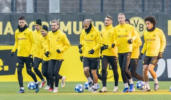 Soccer 1 Bundesliga season 2018 2019 final training of Borussia Dortmund before the Champions League match against Bruges on 27 11 2018 in Dortmund North Rhine-Westphalia The Dortmund players are warming up Copyright: xKirchner DavidxInderliedx