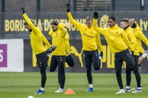 Football 1 Bundesliga season 2018 2019 Final training of Borussia Dortmund before the Champions League match against Bruges on 27 11 2018 in Dortmund North Rhine-Westphalia v li Dortmunds Lukasz Piszczek Dortmunds Marcel Schmelzer Dortmunds Marius Wolf Dortmunds Abdou Diallo and Dortmunds Marco Reus stretch out Copyright: xKirchner DavidxInderliedx