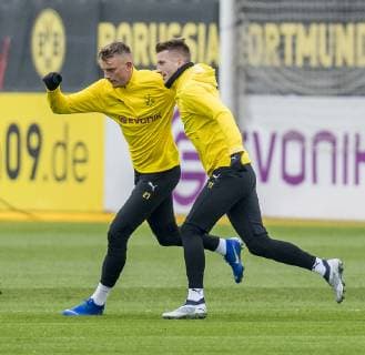 Soccer 1 Bundesliga season 2018 2019 final training of Borussia Dortmund before the Champions League match against Bruges on 27 11 2018 in Dortmund North Rhine-Westphalia Dortmunds Marius Wolf l and Dortmunds Marco Reus fight together Copyright: xKirchner DavidxInderliedx