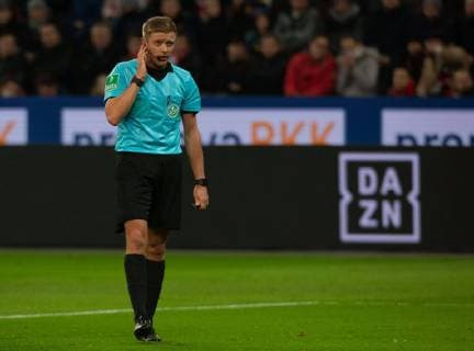 Leverkusen, Germany 23.11.2018, 1. Bundesliga 12. Spieltag, Bayer 04 Leverkusen - VfB Stuttgart, Schiedsrichter Robert Schroeder hoert dem Videoschiedsrichter zu. ( DeFodi512 *** Leverkusen Germany 23 11 2018 1 Bundesliga 12 Matchday Bayer 04 Leverkusen VfB Stuttgart Referee Robert Schroeder listens to the video referee of DeFodi512