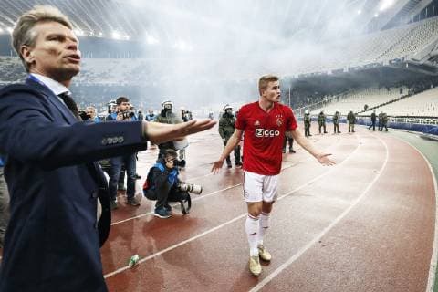 Fußball, CL, AEK Athen - Ajax Amsterdam, Ausschreitungen der Fans ATHENS, Olympic Stadium, AEK Athens FC - Ajax , football, Champions League, season 2018-2019, 27-11-2018, Ajax player Matthijs de Ligt with supporters before the game AEK Athens - Ajax . AEK Athens - Ajax x2649479x
