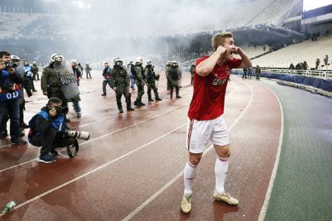 Fußball, CL, AEK Athen - Ajax Amsterdam, Ausschreitungen der Fans ATHENS, Olympic Stadium, AEK Athens FC - Ajax , football, Champions League, season 2018-2019, 27-11-2018, Ajax player Matthijs de Ligt calms down supporters before the game AEK Athens - Ajax . AEK Athens - Ajax x2649484x