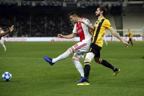 (l-r) Dusan Tadic of Ajax, Marios Oikonomou of AEK Athens during the UEFA Champions League group E match between AEK FC and Ajax Amsterdam at the OAKA Spyros Louis on November 27, 2018 in Athens, Greece UEFA Champions League 2018 2019 xVIxVIxImagesx xMauricexvanxSteenxIVx 12908180