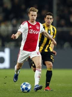 (l-r) Frenkie de Jong of Ajax, Ezequiel Ponce of AEK Athens during the UEFA Champions League group E match between AEK FC and Ajax Amsterdam at the OAKA Spyros Louis on November 27, 2018 in Athens, Greece UEFA Champions League 2018 2019 xVIxVIxImagesx xMauricexvanxSteenxIVx 12908211