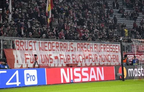 27 11 2018 Football UEFA Champions League 2018 2019 Group phase 5 matchday FC Bayern Munich Benfica Lisbon in the Allianz Arena Munich Breast out again rip open ass For us for you for Munich, the Bavarian fans in the south curve with this banner already demand the warm up of the players DFL and DFB regulations prohibit any use of photographs as image sequences and or quasi video