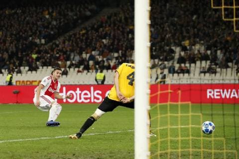 (L-R) Dusan Tadic of Ajax, Marios Oikonomou of AEK Athens 0-2 during the UEFA Champions League group E match between AEK FC and Ajax Amsterdam at the OAKA Spyros Louis on November 27, 2018 in Athens, Greece UEFA Champions League 2018 2019 xVIxVIxImagesx xMauricexvanxSteenxIVx 12908778