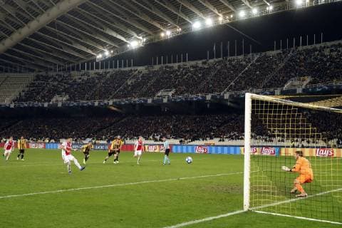 (l-r) Dusan Tadic of Ajax, AEK Athens goalkeeper Vassilis Barkas during the UEFA Champions League group E match between AEK FC and Ajax Amsterdam at the OAKA Spyros Louis on November 27, 2018 in Athens, Greece UEFA Champions League 2018 2019 xVIxVIxImagesx xMauricexvanxSteenxIVx 12908796