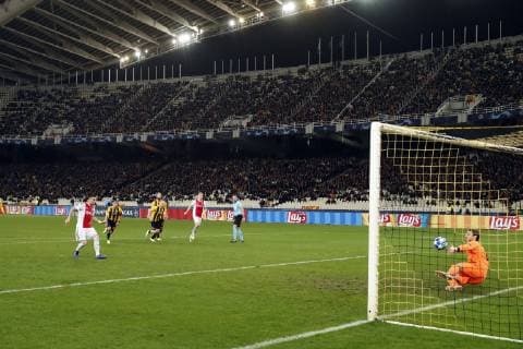 (l-r) Dusan Tadic of Ajax, AEK Athens goalkeeper Vassilis Barkas during the UEFA Champions League group E match between AEK FC and Ajax Amsterdam at the OAKA Spyros Louis on November 27, 2018 in Athens, Greece UEFA Champions League 2018 2019 xVIxVIxImagesx xMauricexvanxSteenxIVx 12908797