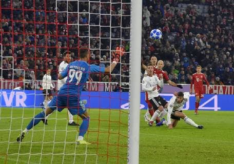 27 11 2018 Football UEFA Champions League 2018 2019 Group stage 5 Matchday FC Bayern Munich Benfica Lisbon at the Allianz Arena Munich Arjen Robben FC Bayern Munich meets 1 0 against Odysseas Vlachodimos Lisbon DFL and DFB regulations prohibit any use of photographs as image sequences and or quasi video
