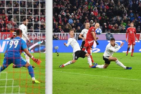 Arjen ROBBEN Bayern Muenchen scores the goal to the 1 0 action goal shot FC Bayern Muenchen M Benfica Lisbon Football Champions League Group E on 27 11 2018 A L L I A A N Z A R E N A DFL REGULATIONS PROHIBIT ANY USE OF PHOTOGRAPHS AS IMAGE SEQUENCES AND OR QUASI VIDEO