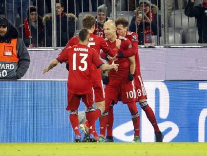 Goal celebration 1 0 Munich V li Rafinha Bayern Thomas Müller Bayern Scorer Arjen Robben Bayern Leon Goretzka Bayern FC Bayern Munich Benfica Lisbon Munich GER 27 11 2018 Football Champions League 2018 2019