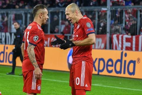 Goal cheering with Rafinha FC Bayern Muenchen 13 at goal scorer Arjen Robben FC Bayern Muenchen 10 right FC Bayern Muenchen Benfica Lisbon Champions League 27 11 2018 DFL REGULATIONS PROHIBIT ANY USE OF PHOTOGRAPHS AS IMAGE SEQUENCES AND OR QUASI VIDEO Muenchen Bayern Germany Copyright: xkolbert-press BurghardxSchreyerx