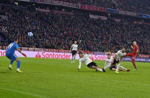 27 11 2018 Football UEFA Champions League 2018 2019 Group stage 5 Matchday FC Bayern Munich Benfica Lisbon at Allianz Arena Munich Arjen Robben FC Bayern Munich meets here for the 2-0 against Odysseas Vlachodimos Lisbon DFL and DFB regulations prohibit any use of photographs as image sequences and or quasi video