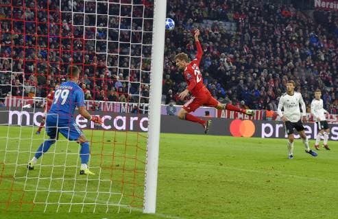 27 11 2018 Football UEFA Champions League 2018 2019 Group stage 5 Matchday FC Bayern Munich Benfica Lisbon at the Allianz Arena Munich Thomas Müller FC Bayern Munich meets 0 3 against Odysseas Vlachodimos Lisbon DFL and DFB regulations prohibit any use of photographs as image sequences and or quasi video