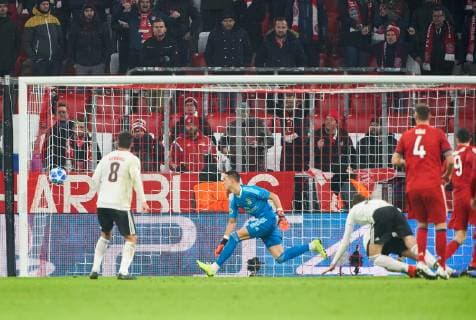Robert LEWANDOWSKI, FCB 9 shoot goal for 3-0 FC BAYERN MUNICH - BENFICA LISBON UEFA Football Champions League , Munich, November 27, 2018, Season 2018 2019, group stage, group E, FCB, Lissabon, Photographer: Peter Schatz MAGICS