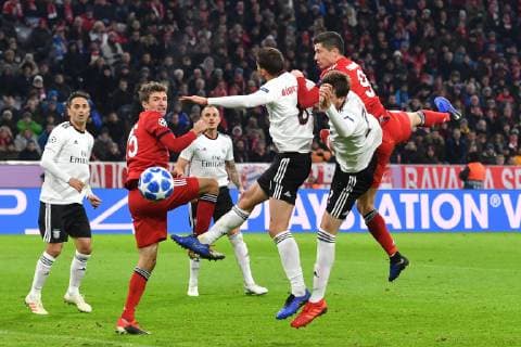 Robert LEWANDOWSKI Bayern Muenchen head the goal to the 3 0 action header goal penalty area scene i Thomas MUELLER MÜLLER Bayern Muenchen FC Bayern Muenchen M Benfica Lisbon Football Champions League Group E on 27 11 2018 A L L I A N Z A R E N A DFL REGULATIONS PROHIBIT ANY USE OF PHOTOGRAPHS AS IMAGE SEQUENCES AND OR QUASI VIDEO