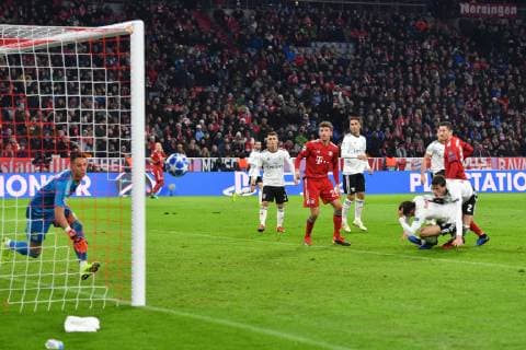 Robert LEWANDOWSKI re Bayern Muenchen head the goal to 3 0 action header goal penalty area scene FC Bayern Muenchen M Benfica Lisbon Football Champions League Group E on 27 11 2018 A L L I A N Z A R E N A DFL REGULATIONS PROHIBIT ANY USE OF PHOTOGRAPHS AS IMAGE SEQUENCES AND OR QUASI VIDEO