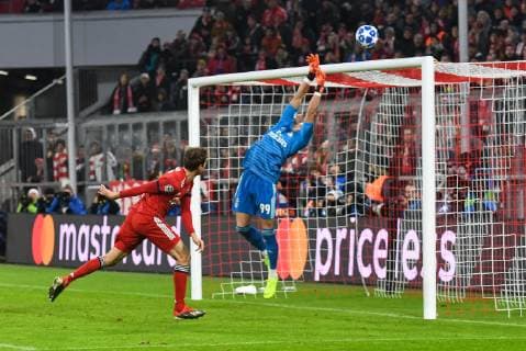 Thomas Mueller FC Bayern Muenchen 25 narrowly missed Odysseas Vlachodimos Benfica Lisbon 99 FC Bayern Muenchen Benfica Lisbon Champions League 27 11 2018 DFL REGULATIONS PROHIBIT ANY USE OF PHOTOGRAPHS AS IMAGE SEQUENCES AND OR QUASI VIDEO Muenchen Bayern Germany Copyright: xkolbert-press BurghardxSchreyerx