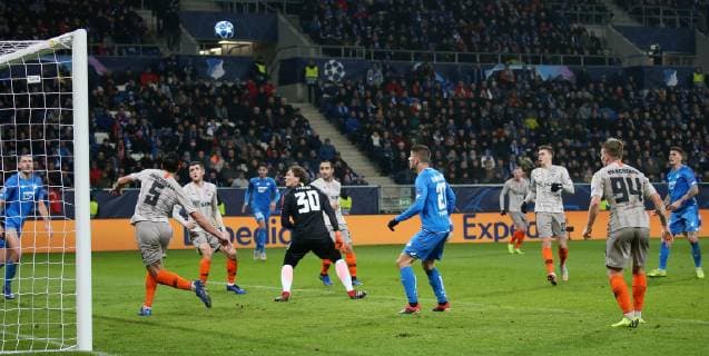 2 2 equalisation by Steven ZUBER 17 1899 Hoffenheim right by header against Andry Pyatov 30 goalkeeper Schachtar Donezk goaljubel UEFA Champions League TSG 1899 Hoffenheim vs. Schachtar Donezk Groupe F 5 Matchday November 27 2018 Wirsol Rhein Neckar Arena Germany YmdY DFL DFL regulations prohibit any use of photographs as image sequences and or quasi video TSG 1899 Hoffenheim Schachtar Donezk