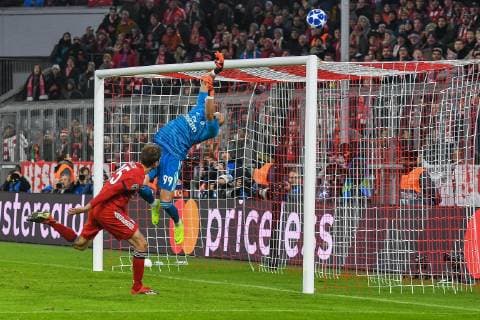 Thomas Mueller FC Bayern Muenchen 25 narrowly missed Odysseas Vlachodimos Benfica Lisbon 99 FC Bayern Muenchen Benfica Lisbon Champions League 27 11 2018 DFL REGULATIONS PROHIBIT ANY USE OF PHOTOGRAPHS AS IMAGE SEQUENCES AND OR QUASI VIDEO Muenchen Bayern Germany Copyright: xkolbert-press BurghardxSchreyerx