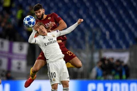 Federico Fazio of AS Roma and Luka Modric of Real Madrid compete for the ball during the Uefa Champions League 2018 2019 Group G football match between AS Roma and Real Madrid at Olimpico stadium Allianz Stadium, Rome, November, 27, 2018 Foto Andrea Staccioli Insidefoto andreaxstaccioli