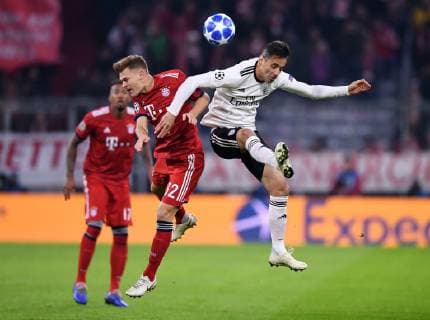 FOOTBALL CHAMPIONS LEAGUE SAISON 2018 2019 2019 GROUP PHASE FC Bayern Munich Benfica Lisbon 27 11 2018 Joshua Kimmich li FC Bayern Munich against Jonas Benfica Lisbon