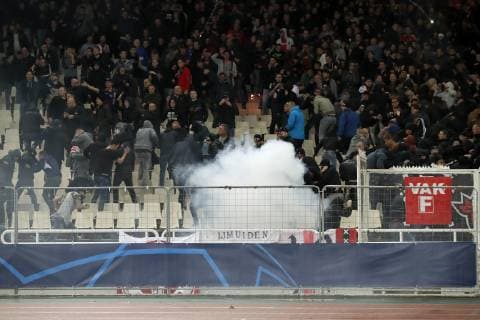 Fußball, CL, AEK Athen - Ajax Amsterdam, Ausschreitungen der Fans fireworks into the stand of Ajax fans during the UEFA Champions League group E match between AEK FC and Ajax Amsterdam at the OAKA Spyros Louis on November 27, 2018 in Athens, Greece UEFA Champions League 2018 2019 xVIxVIxImagesx xMauricexvanxSteenxIVx 12909733
