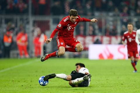 l r in duel action with Thomas Mueller 25 FC Bayern Muenchen and Gabriel 8 Benfica Lisbon FC Bayern Muenchen vs. Benfica Lisbon Soccer Preliminary Round Champions League 27 11 2018 Munich Bayern Germany Copyright: xkolbert-press ChristianxKolbertx