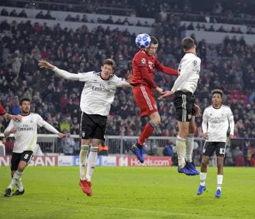27 11 2018 Football UEFA Champions League 2018 2019 Group stage 5 Matchday FC Bayern Munich Benfica Lisbon in the Allianz Arena Munich Head ball goal to the 4 1 by Robert Lewandowski middle FC Bayern Munich DFL and DFB regulations prohibit any use of photographs as image sequences and or quasi video