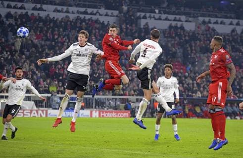 27 11 2018 Football UEFA Champions League 2018 2019 Group stage 5 Matchday FC Bayern Munich Benfica Lisbon in the Allianz Arena Munich Head ball goal to the 4 1 by Robert Lewandowski middle FC Bayern Munich DFL and DFB regulations prohibit any use of photographs as image sequences and or quasi video