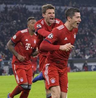 27 11 2018 Football UEFA Champions League 2018 2019 Group stage 5 Matchday FC Bayern Munich Benfica Lisbon at Allianz Arena Munich Goal celebration Robert Lewandowski re FC Bayern Munich with Thomas Müller li FC Bayern Munich DFL and DFB regulations prohibit any use of photographs as image sequences and or quasi video