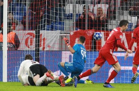 Robert Lewandowski re FC Bayern meet 3-0 goalkeeper Odisseas Vlachodimos Benfica Football UEFA Champions League FC Bayern Munich Benfica Lisbon 27 11 2018