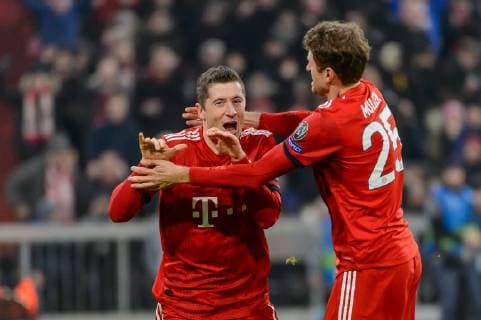 Munich Germany 27 11 2018 UEFA Champions League 2018 19 Season Back Round Group Phase Group E 5 Matchday FC Bayern Muenchen SL Benfica Lisbon Robert Lewandowski FCB cheers with Thomas Mueller FCB goal celebration after his goal to 4 1 DeFodi527