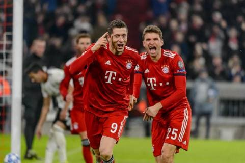Munich Germany 27 11 2018 UEFA Champions League 2018 19 Season Back Round Group Phase Group E 5 Matchday FC Bayern Muenchen SL Benfica Lisbon Robert Lewandowski FCB cheers with Thomas Mueller FCB goal celebration after his goal to 4 1 DeFodi527